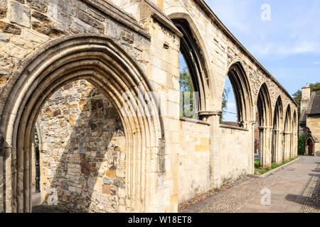 Gloucester Krankenstation Bögen - die Reste des ehemaligen aus dem 13. Jahrhundert Krankenstation der Benediktinerabtei St. Peter, Gloucester UK Stockfoto