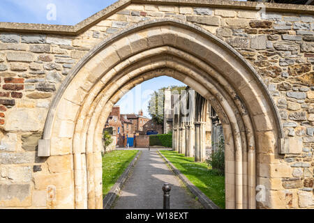 Gloucester Krankenstation Bögen - die Reste des ehemaligen aus dem 13. Jahrhundert Krankenstation der Benediktinerabtei St. Peter, Gloucester UK Stockfoto