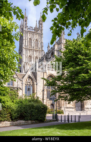 Die Kathedrale von Gloucester aus dem Westen mit seinen schön geschnitzt und verziert fünfzehnten Jahrhundert Turm auf eine Höhe von 225 Fuß (69 m), Gloucester Stockfoto