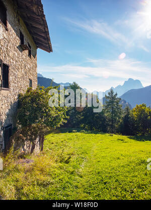 Traditionelle Häuser aus Stein in den italienischen Dolomiten beliebte touristische Attraktion, Dorf Ronch, Italien Stockfoto