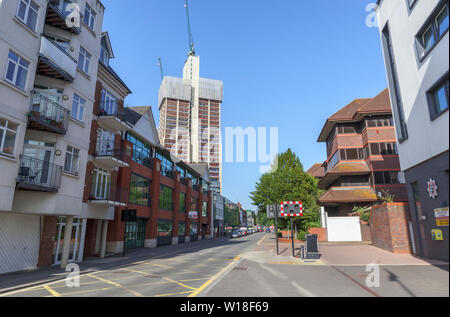 Blick von Goldsworth Straße Der unvollendete Kern der neuen gemischte Verwendung Victoria Square Hochhaus Entwicklung im Bau in Woking Stadtzentrum Stockfoto