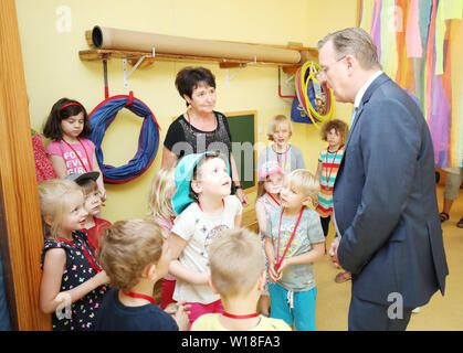 Erfurt, Deutschland. 01. Juli, 2019. Thüringens Ministerpräsident Bodo Ramelow (links) gratuliert dem AWO Kindergarten "An der schmalen Gera" auf dem Kita-Preis. Der Kindergarten ist einer der diesjährigen Preisträger und den zweiten Platz in der Kategorie 'Kita des Jahres'. Credit: Bodo Schackow/dpa-Zentralbild/dpa/Alamy leben Nachrichten Stockfoto