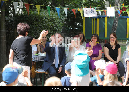 Erfurt, Deutschland. 01. Juli, 2019. Thüringens Ministerpräsident Bodo Ramelow (links) gratuliert dem AWO Kindergarten "An der schmalen Gera" auf dem Kita-Preis. Der Kindergarten ist einer der diesjährigen Preisträger und den zweiten Platz in der Kategorie 'Kita des Jahres'. Credit: Bodo Schackow/dpa-Zentralbild/dpa/Alamy leben Nachrichten Stockfoto