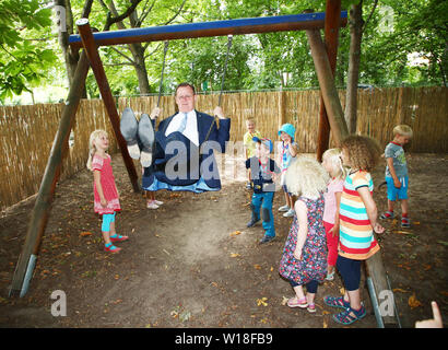 Erfurt, Deutschland. 01. Juli, 2019. Bodo Ramelow (Die Linke), Ministerpräsident Thüringens, Schaukeln mit Kindern im AWO Kindergarten "An der schmalen Gera". Der Kindergarten ist einer der diesjährigen Preisträger und den zweiten Platz in der Kategorie 'Kita des Jahres'. Credit: Bodo Schackow/dpa-Zentralbild/dpa/Alamy leben Nachrichten Stockfoto