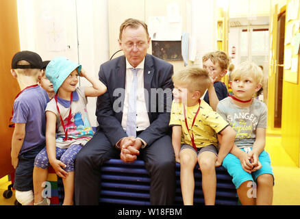 Erfurt, Deutschland. 01. Juli, 2019. Thüringens Ministerpräsident Bodo Ramelow (links) gratuliert dem AWO Kindergarten "An der schmalen Gera" auf dem Kita-Preis. Der Kindergarten ist einer der diesjährigen Preisträger und den zweiten Platz in der Kategorie 'Kita des Jahres'. Credit: Bodo Schackow/dpa-Zentralbild/dpa/Alamy leben Nachrichten Stockfoto