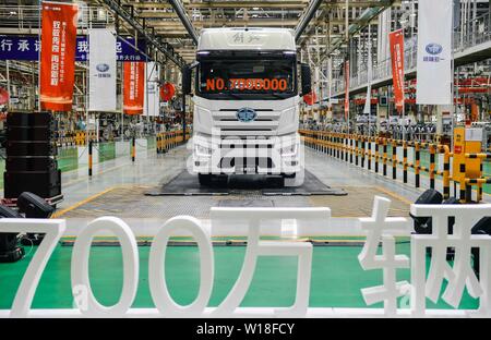 (190701) - Peking, 1. Juli 2019 (Xinhua) - die 7-millionste FAW Jiefang Lkw rollt vom Band auf der China FAW Group Co., Ltd. in Changchun, Hauptstadt der Provinz Jilin im Nordosten Chinas, an November 30, 2018. Über sechs Jahrzehnte her, China die erste Automobilhersteller im Nordosten der industriellen Stadt Changchun als Land begann, ihre Wirtschaft zu Rindfleisch, und enthüllte der Nation erste inländisch produzierten Pkw im Jahr 1958. Heute ist das Land mit der weltweit größten Automobil Hersteller und Verkäufer in den letzten zehn Jahren mit 28.08 Mio. verkauften Fahrzeugen letzte y Stockfoto