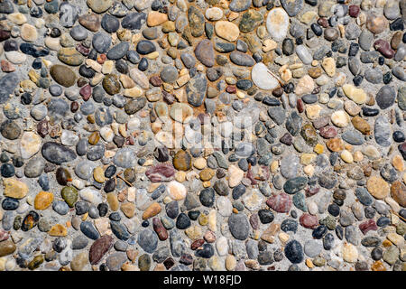 Hintergrund Textur der Pflaster Pellets. Kieselsteine in Beton. Stockfoto