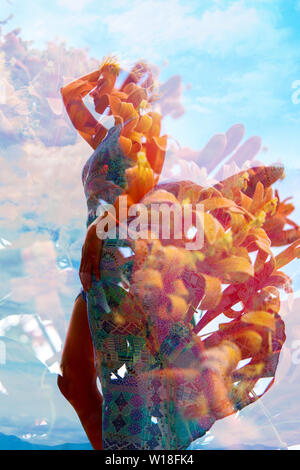Doppelt belichtete Foto kombinieren schöne orange Blumen mit dem Profil eine stehende Frau, die ihre Haare streicheln und das Tragen eines Sommer Kleid Stockfoto