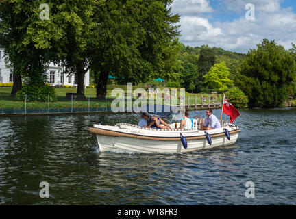Sportboote auf der Themse bei Henley on Thames GROSSBRITANNIEN Stockfoto
