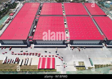 (190701) - Peking, 1. Juli 2019 (Xinhua) - Luftaufnahme auf Juni 3, 2019 zeigt die automatisierte Logistik Zentrum der chinesischen Online-Händler JD.com in Xi'an, Provinz Shaanxi im Nordwesten Chinas. (Xinhua / Shao Rui) Stockfoto