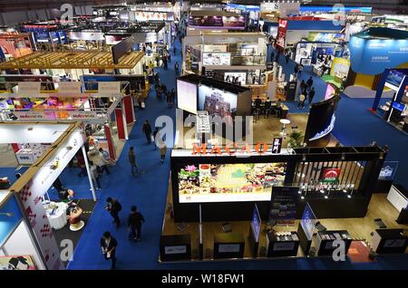 (190701) - Peking, 1. Juli 2019 (Xinhua) - die Besucher werden auf der Messe im Bereich Dienste der ersten China International Import Expo (CIIE) in Shanghai gesehen, East China, Nov. 10, 2018. (Xinhua / Han Yuqing) Stockfoto