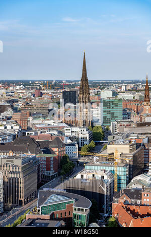 Blick auf die St. Nicolai-Kirche und Willy-Brandt-Straße in Hamburg. Stockfoto