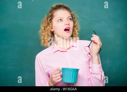 Dosis Koffein. Lehrer trinken Kaffee Tafel Hintergrund. Frau genießen Kaffee. Kaffee süchtig. Sip-aufladen von Körper und Geist. Energie für den ganzen Tag. Inspirierende Getränk für Schule Pädagoge. Stockfoto