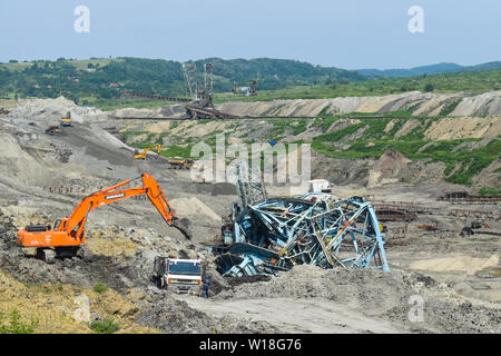 Coal Mine Unfall mit einer schweren Extraktion Maschine innerhalb des Kohle Ausbeutung. Die riesige Bagger stürzte in den Tagebau. Gefährlicher Arbeitsplatz-B Stockfoto