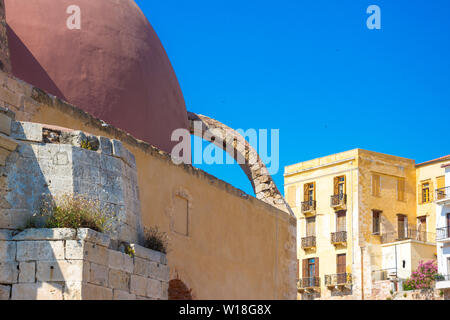 Architektur in den Straßen der Altstadt von Chania, Kreta, Griechenland Stockfoto