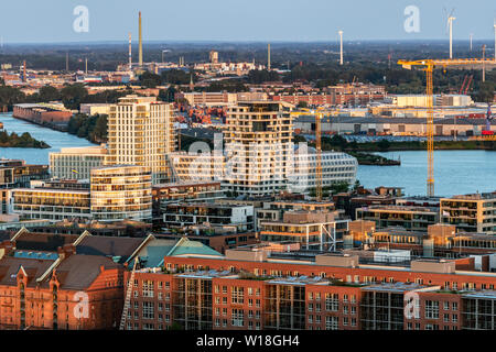 Blick in den Strandkai mit der Speicherstadt im Vordergrund Stockfoto