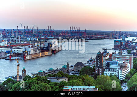 Blick auf St. Pauli Landungsbrücken und die Elbe von Ihr Browser kann leider keine eingebetteten Frames anzeigen Stockfoto