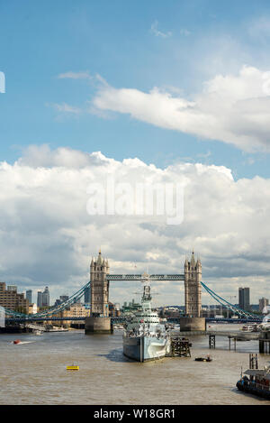 Blick von der London Bridge mit Tower Bridge, der HMS Belfast und der Themse auf einen sonnigen Tag in der Stadt nach Osten Stockfoto