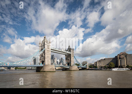 Tower Bridge von Shad Thames Stockfoto