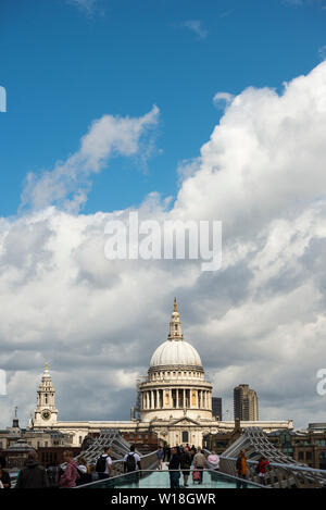 Blick nach Norden über die Millennium Bridge in Richtung St Paul's Cathedral Stockfoto