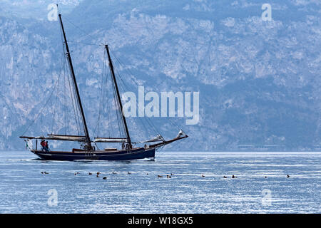 Historische Segelschiff Segeln am Gardasee. Provinz Brescia, Lombardei, Italien, Europa. Stockfoto