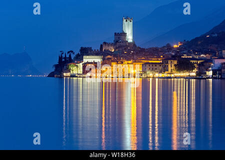 Das Schloss Scaligero und der malerischen Altstadt von Malcesine am Gardasee. In der Provinz Verona, Venetien, Italien, Europa. Stockfoto