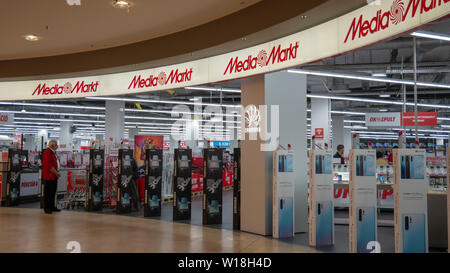 Györ Ungarn 05 07 2019 ein älterer Mann geht in den Media Markt Stockfoto