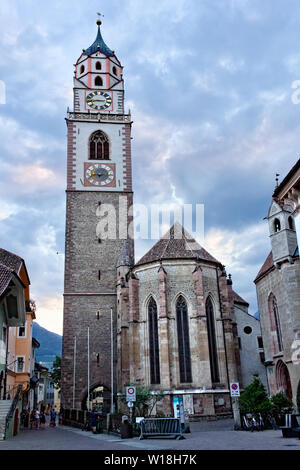 Die Kathedrale von Meran ist ein Beispiel von mittelalterlichen gotischen Architektur. Meran, Bozen Provinz Trentino Alto-Adige, Italien, Europa. Stockfoto