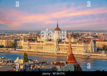 Luftbild des Budapester Parlament andt die Donau bei Sonnenuntergang, Ungarn Stockfoto