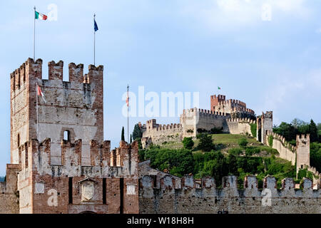 Das Schloss Scaligero von Soave ist einer der größten mittelalterlichen Gebäuden in Norditalien. In der Provinz Verona, Venetien, Italien, Europa. Stockfoto