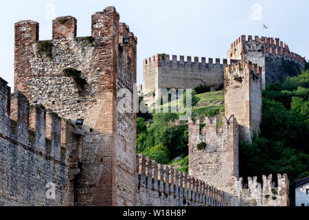 Das imposante Schloss Scaligero von Soave. In der Provinz Verona, Venetien, Italien, Europa. Stockfoto