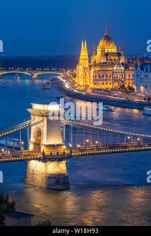 Luftbild des Budapester Parlament und der Kettenbrücke über die Donau in der Nacht, Ungarn Stockfoto