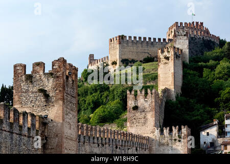 Das imposante Schloss Scaligero von Soave. In der Provinz Verona, Venetien, Italien, Europa. Stockfoto