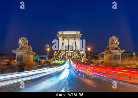 Mit Blick auf die Kettenbrücke in der Nacht mit dem Licht in Budapest, Ungarn Wanderwege Stockfoto