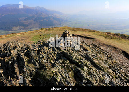 Gipfel Cairn auf Barf fiel, Bassenthwaite Lake, Keswick, Lake District National Park, Cumbria, England, Großbritannien Stockfoto