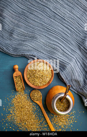 Yerba Mate in einem traditionellen Calabash gourd, chemische Mate in der Schüssel, Platz für Ihren Text Stockfoto