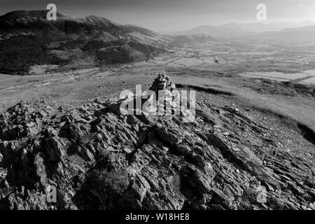 Gipfel Cairn auf Barf fiel, Bassenthwaite Lake, Keswick, Lake District National Park, Cumbria, England, Großbritannien Stockfoto