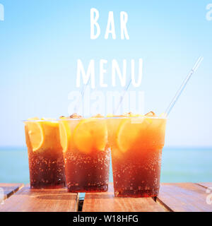 Konzept von Luxus Urlaub in den Tropen. Cuba Libre oder Long Island Iced Tea Cocktail auf der Pier. Beach Party. Strahlend blauer Himmel. Platz. Bar Menü Wortlaut Stockfoto