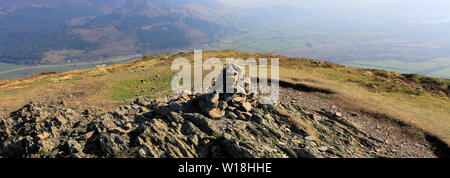 Gipfel Cairn auf Barf fiel, Bassenthwaite Lake, Keswick, Lake District National Park, Cumbria, England, Großbritannien Stockfoto