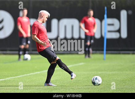 Freiburg, Deutschland. 01. Juli, 2019. Fussball: Bundesliga, Ausbildung kick-off SC Freiburg, newcomer Jonathan Schmid spielt den Ball. Quelle: Patrick Seeger/dpa/Alamy leben Nachrichten Stockfoto