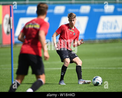 Freiburg, Deutschland. 01. Juli, 2019. Fussball: Bundesliga, Ausbildung kick-off SC Freiburg, newcomer Luca Itter spielt den Ball. Quelle: Patrick Seeger/dpa/Alamy leben Nachrichten Stockfoto