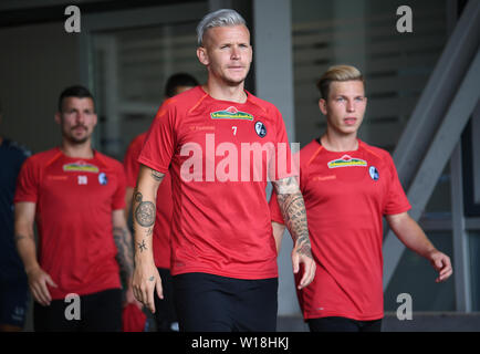 Freiburg, Deutschland. 01. Juli, 2019. Fussball: Bundesliga, Ausbildung kick-off SC Freiburg, newcomer Jonathan Schmid kommt aus der Kabine. Quelle: Patrick Seeger/dpa/Alamy leben Nachrichten Stockfoto