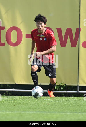 Freiburg, Deutschland. 01. Juli, 2019. Fussball: Bundesliga, Ausbildung kick-off SC Freiburg, newcomer Wooyeong Jeong spielt den Ball. Quelle: Patrick Seeger/dpa/Alamy leben Nachrichten Stockfoto