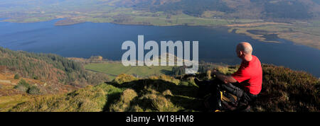 Wanderer auf dem Gipfel des Barf fiel, Bassenthwaite Lake, Keswick, Lake District National Park, Cumbria, England, Großbritannien Stockfoto