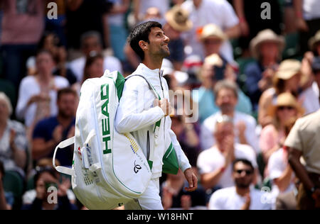 Novak Djokovic Spaziergänge auf dem Center Court für sein Spiel am ersten Tag der Wimbledon Championships in der All England Lawn Tennis und Croquet Club, Wimbledon. Stockfoto