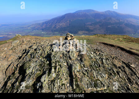 Gipfel Cairn auf Barf fiel, Bassenthwaite Lake, Keswick, Lake District National Park, Cumbria, England, Großbritannien Stockfoto