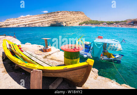 Strand von Matala mit Höhlen auf die Felsen, die wie ein römischer Friedhof und an der Dekade der 70er Jahre verwendet wurden, waren, die Hippies, Kreta, Griechenland. Stockfoto