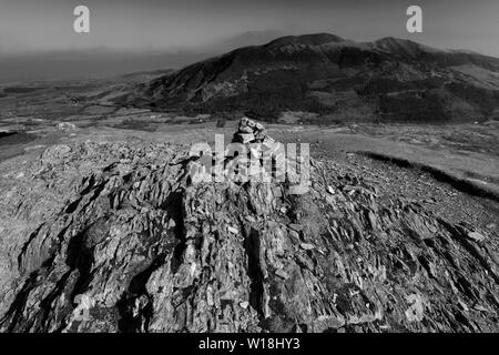 Gipfel Cairn auf Barf fiel, Bassenthwaite Lake, Keswick, Lake District National Park, Cumbria, England, Großbritannien Stockfoto