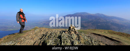 Wanderer auf dem Gipfel des Barf fiel, Bassenthwaite Lake, Keswick, Lake District National Park, Cumbria, England, Großbritannien Stockfoto