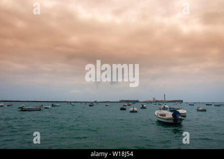 Caleta Beach an einem schönen bewölkten Tag, Cadiz Stockfoto